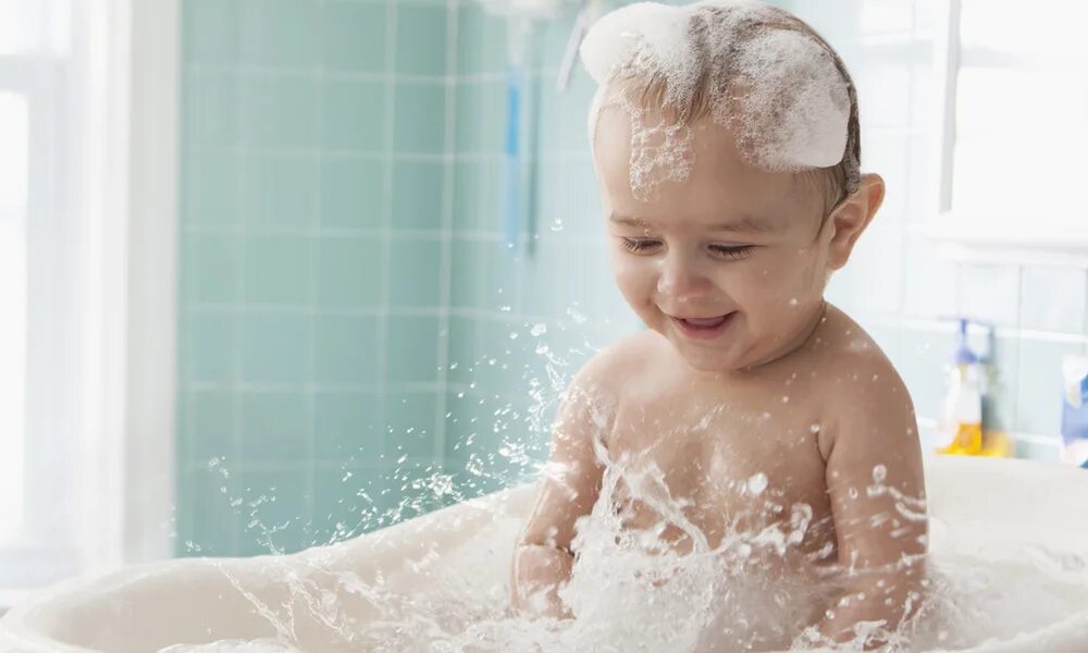 Child bath. Малыш купается. Гигиена малыша. Малыш в ванной. Гигиена маленький ребенок.