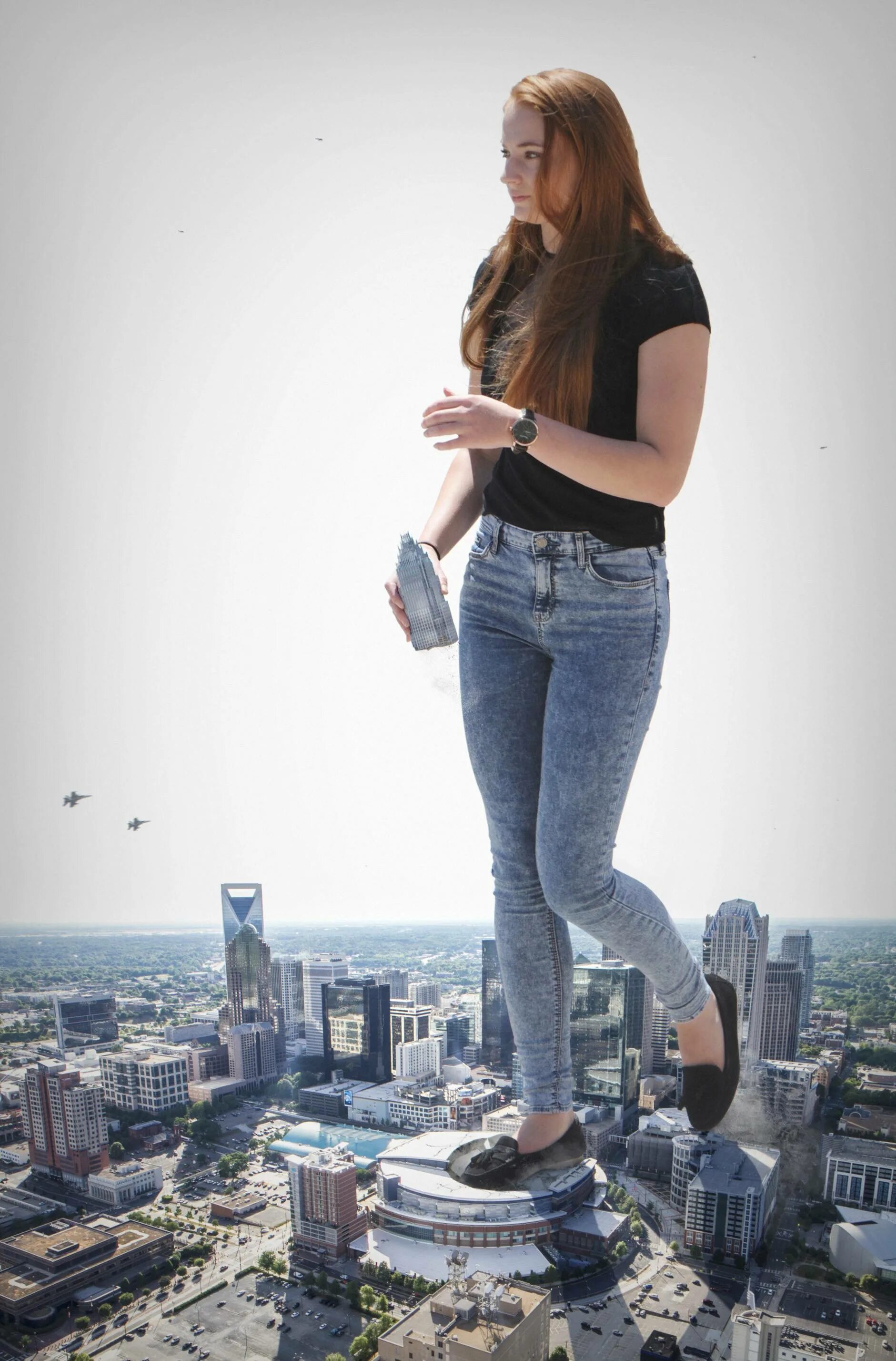 Видео где девушка растет. Софи тернер giantess. софи тернер в джинсах. гигантская девушка. девушка гигант.