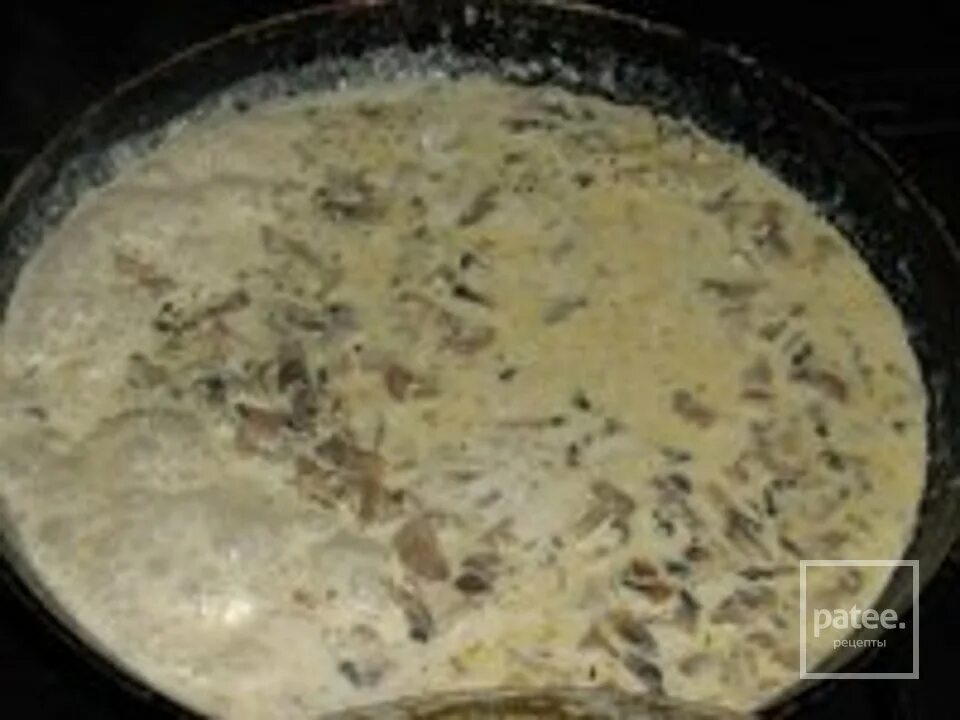 Жульен с шампиньонами и сыром на сковороде. Жюльен грибной с курицей. Жульен на сковороде рецепт пошагово. Жульен с курицей и грибами на сковороде со сливками. Жюльен с курицей и грибами на сковороде.