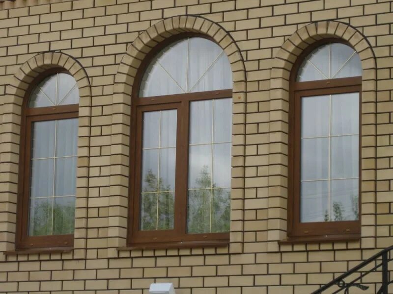 Арочные пластиковые окна. Арочные окна пластиковые. Пластиковые окна с аркой. Нестандартные арочные окна.