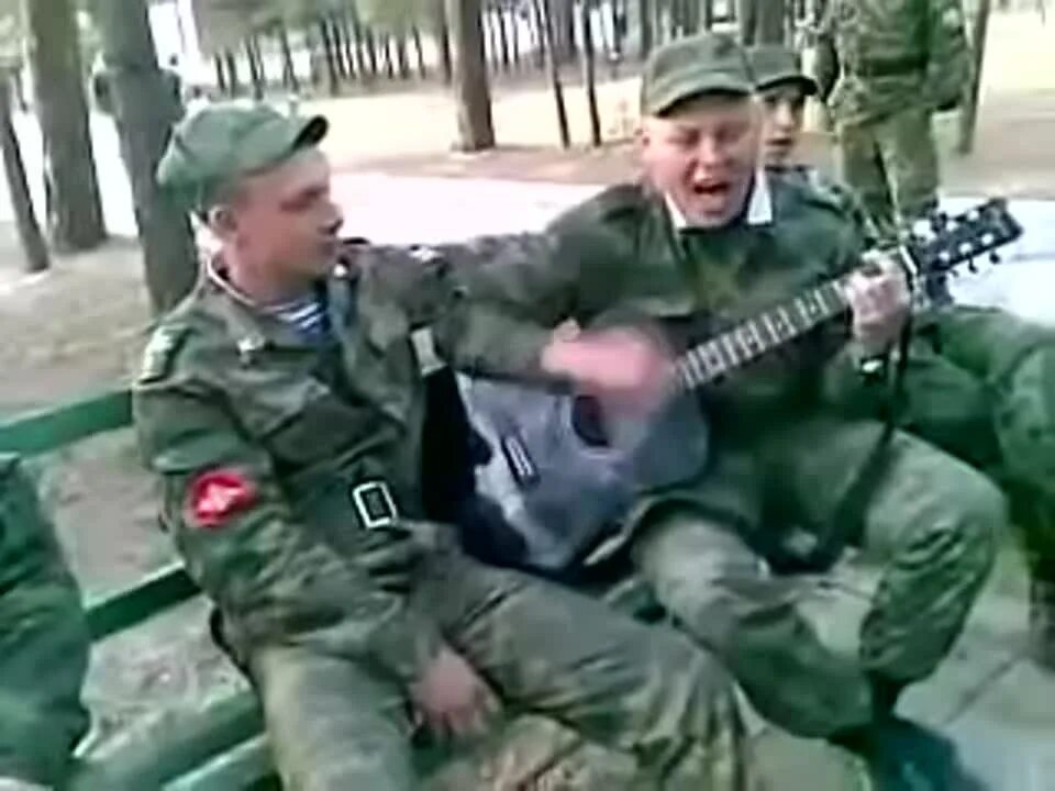 Армия песни про украину. Солдат поет в Чечне. Солдаты поют под гитару. Певцы про Чечню военные. Песня про Чечню.