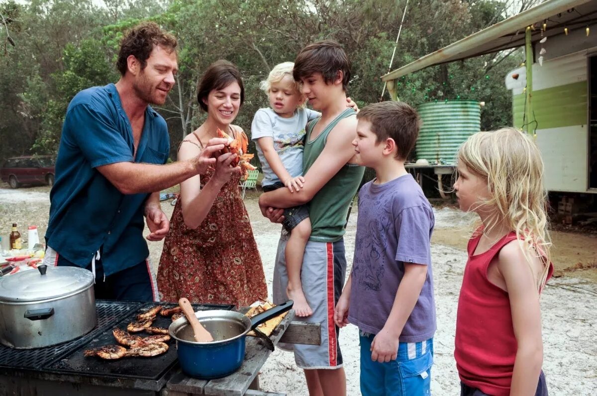 Счастливые дети и родители. Поход семьей на природу. Фотосессия большой семьи. Ребенок в семье. Фильм про семью.