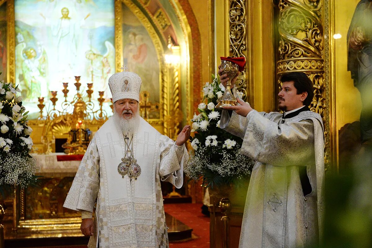 Дети причащаются в храме. Крещенская служба в церкви. Литургия после крещения. Литургия после крещения. Патриаршая служба в елоховском соборе фото.