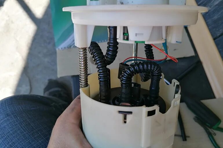 Топливный фильтр камри 40. Топливный модуль тойота королла 150. Топливный фильтр тойота рав 4. Топливный фильтр тойота алекс 2001. Топливный фильтр авенсис 1.