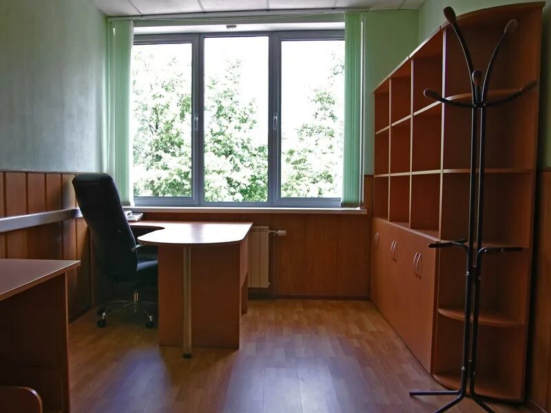 Офисный работник иллюстрация. Рабочее место. Рабочее место человечки. Нарисовать мужчину за компьютером. Человек в кабинете.