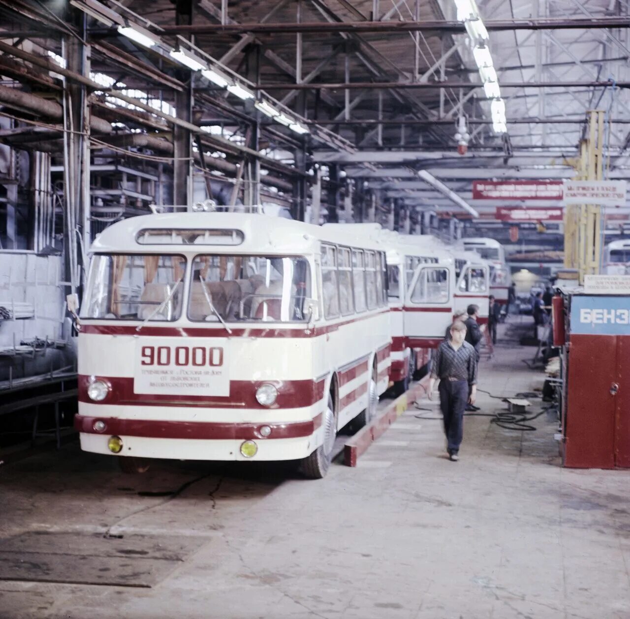 Автобус фабрика 8. Завод ЛАЗ Львовский. Львовский завод автобусов. Автобус ЛАЗ Львовский автозавод. Львовский Автобусный завод сегодня.