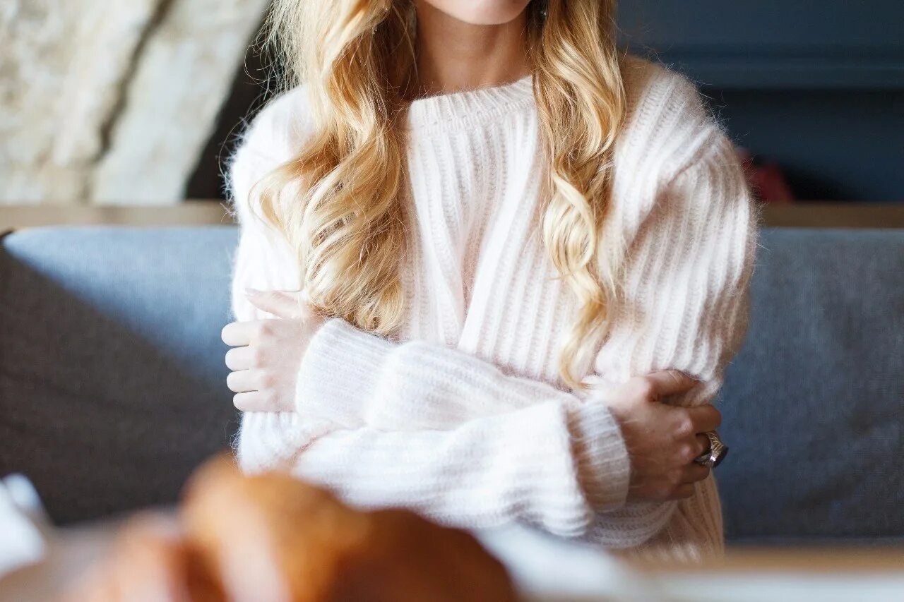 Селена гомес фотосессии 2021. Девушка в белом свитере. Девушка в свитере. Девушка в белом свитере. Ksenia barasheva.