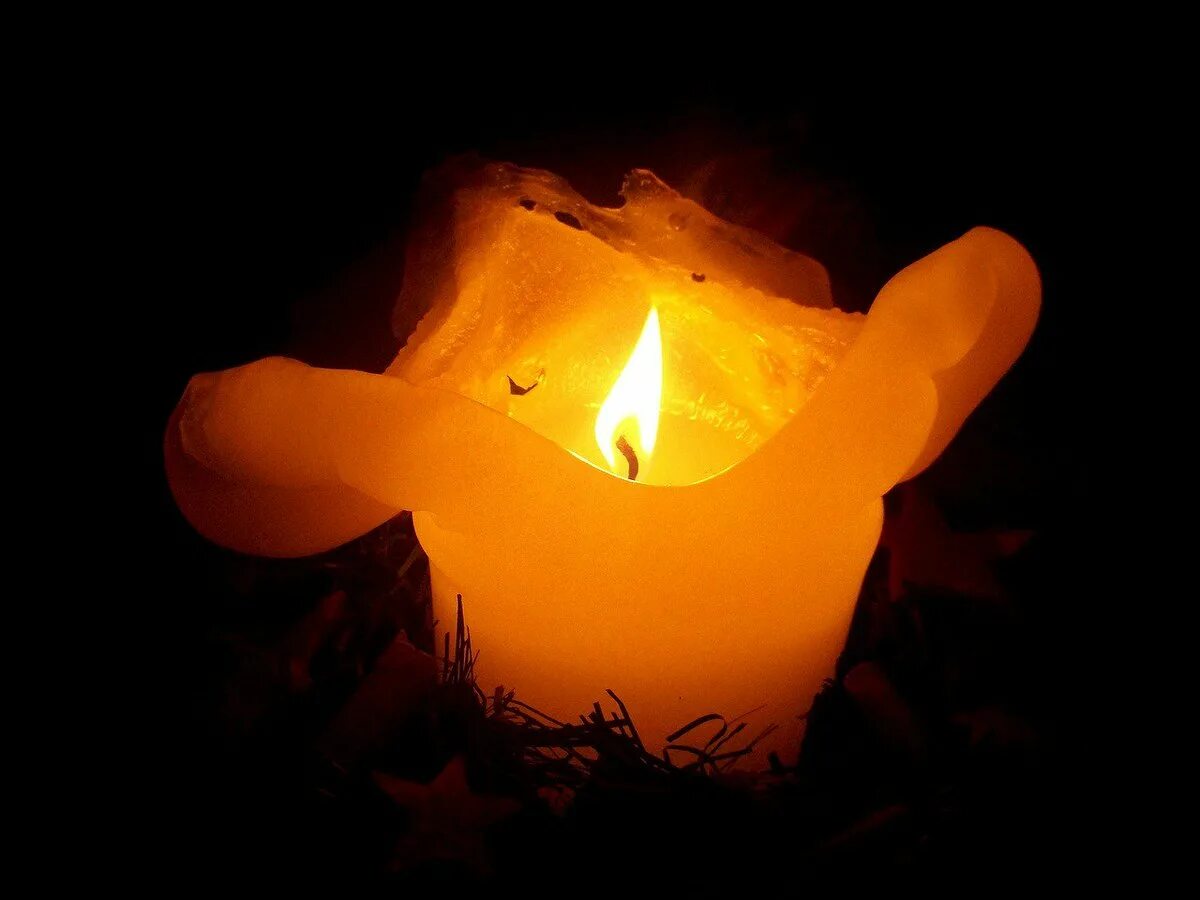 В пламени свечи. Тепло свечи. Свет свечи. Теплый свет свечи.