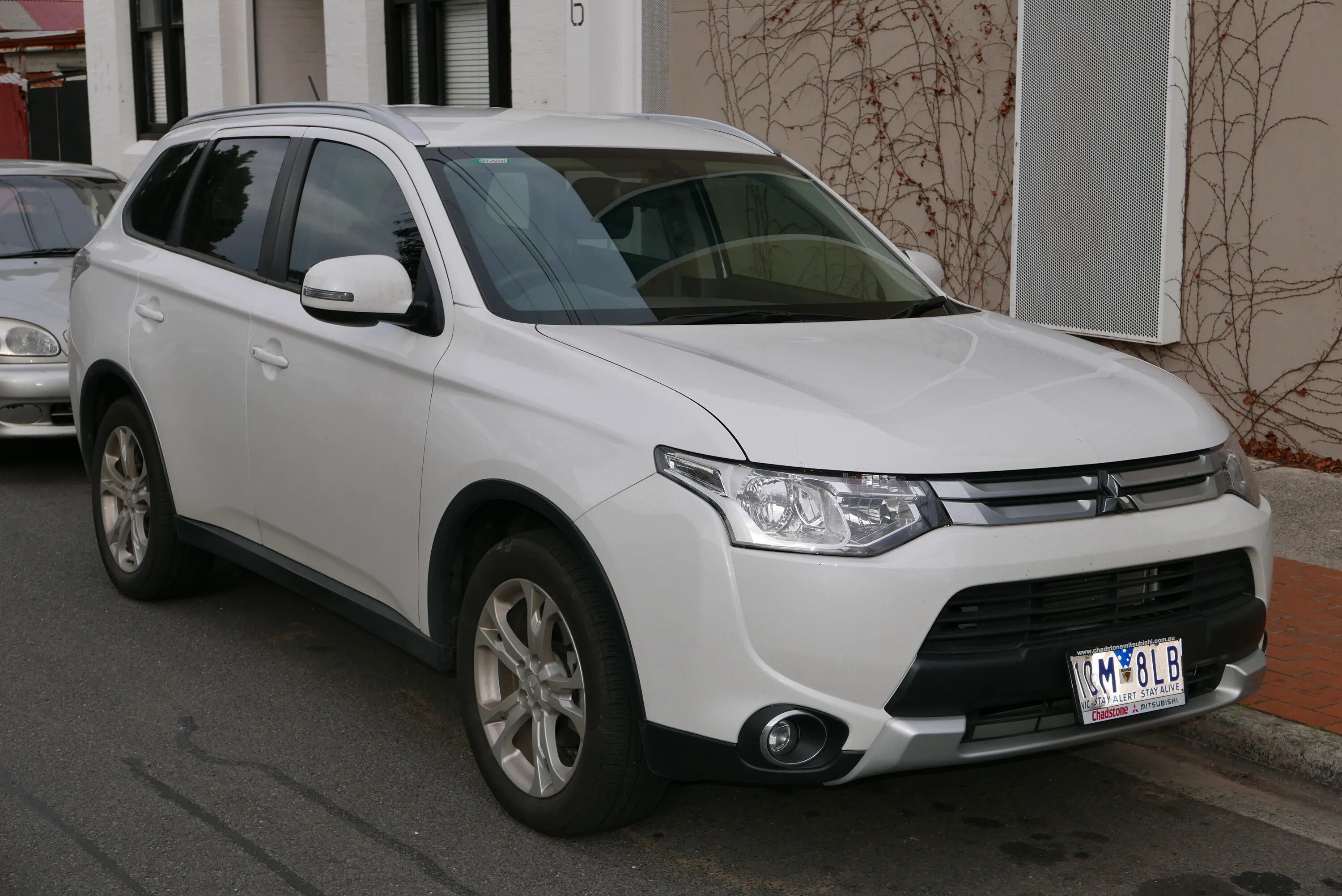 Купить митсубиси аутлендер в нижнем. Mitsubishi Outlander 5. Mitsubishi Outlander 07. Mitsubishi Outlander с023см61. Мицубиси Аутлендер поколение 2012-2015.