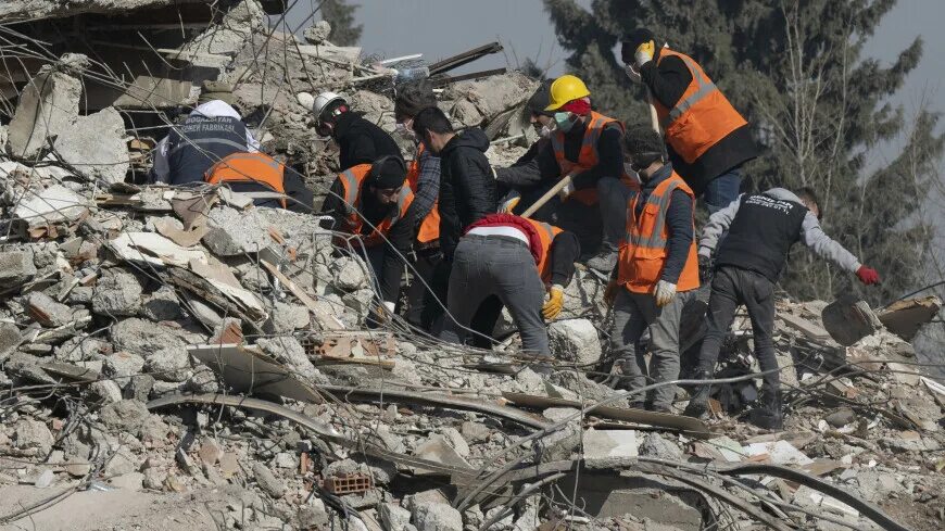 Спасенные землетрясение. Спасение из под завалов в Турции. Турция спасатели завалы.