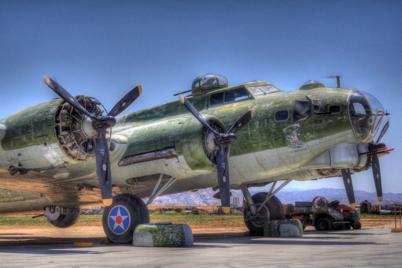 Б 17 кг. B 17 бомбардировщик. Боинг b-17. Boeing b-17 Flying Fortress. Бомбардировщик б-17 летающая крепость.