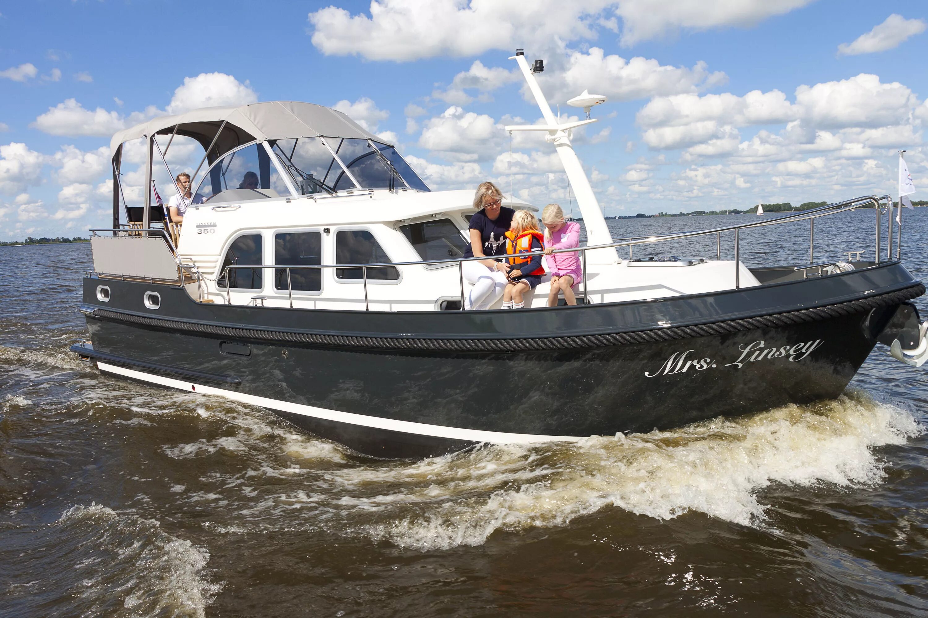 Катер имеющий. Яхта linssen. голландские яхты linssen. катер водоизмещающий каютный 15 метров. катер водоизмещающий акиба 750.