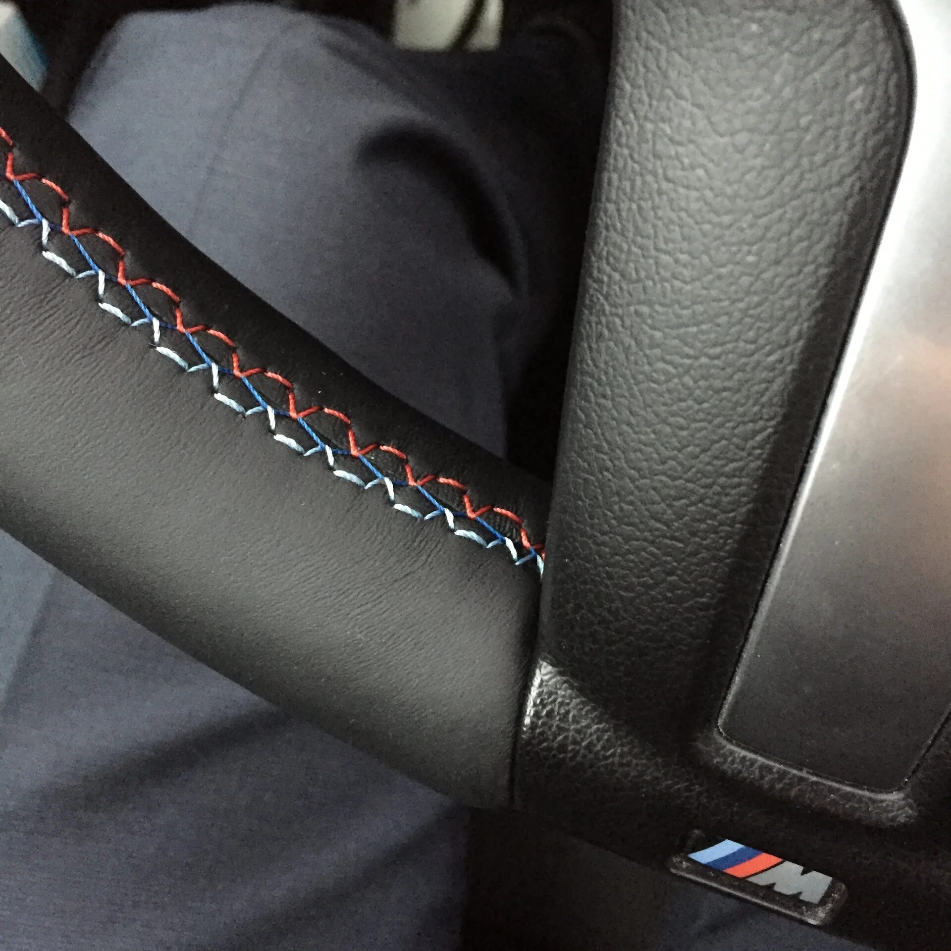 Строчкам на руле. Оплетка octavia a7 пришивная алькантара. шов на руле bmw m3. строчка на руле. м строчка на руле.