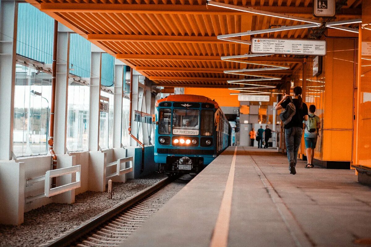 Линия общественного транспорта. Савеловская БКЛ. Поезд метро. Петровский парк (станция метро). Савеловская новая станция.