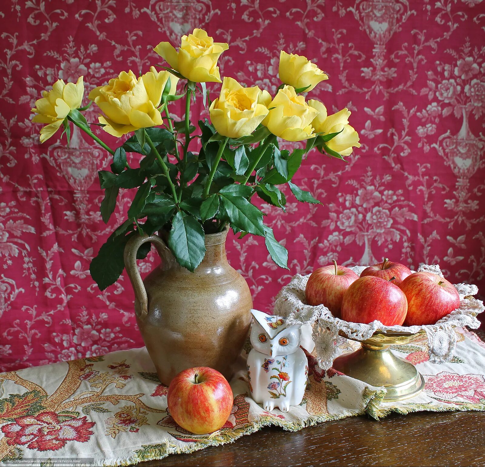 шиповник. натюрморт с фруктами. натюрморт с цветами и фруктами.