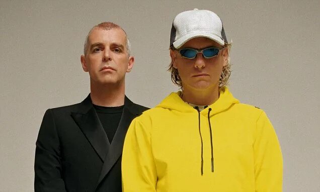 Pet shop boys living. Pet shop boys. Солист пет шоп бойс. Pet shop boys. Солист группы пет шоп бойс.