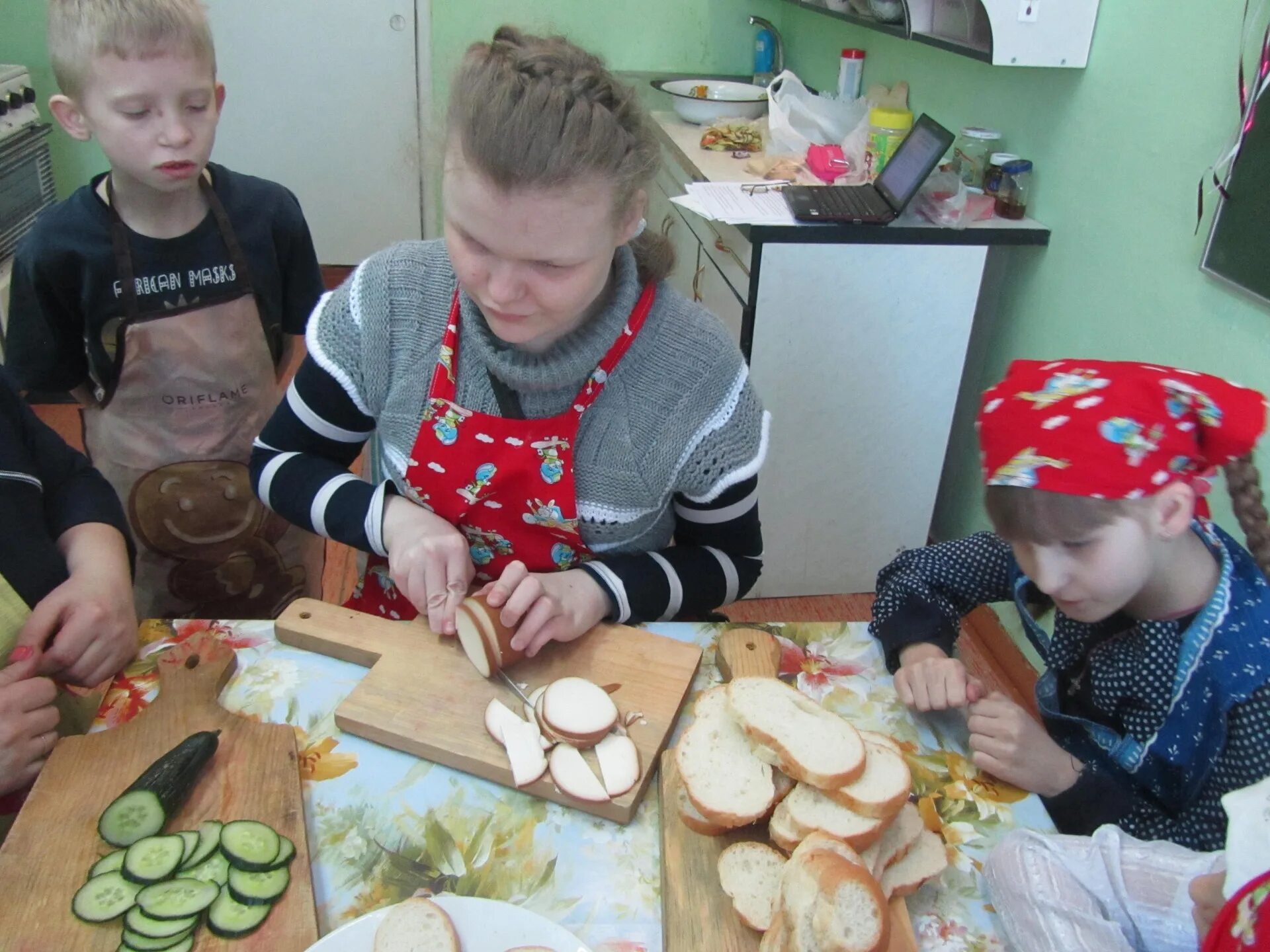 Уроки труда в школе для девочек. Тема про бутерброд. Урок технологии в школе. Уроки технологии для девочек. Что приготовить на технологии 7.