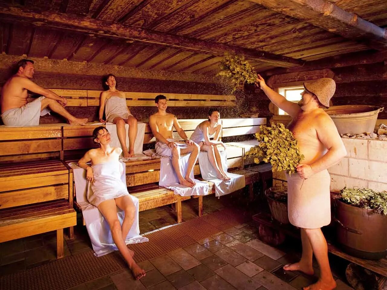 Женщины парятся вместе. Женская баня. Сауна на природе австрия. Мужчина и женщина в бане. Совместная баня.