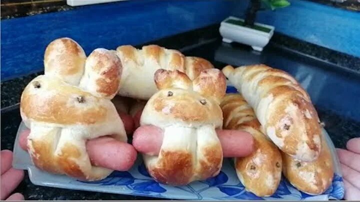 Выпечка зайчики с сосисками. Оригинальные сосиски в тесте. Булочки в форме зайца. Зайчики сосиска в тесте. Булочки зайчики.
