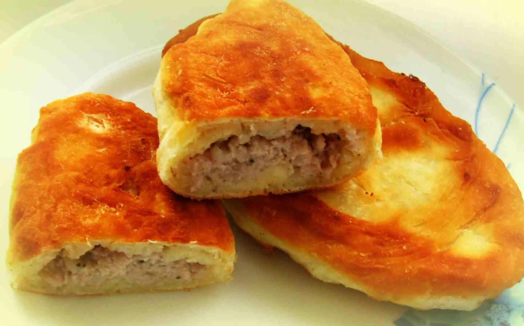 Пирожки с мясом. Пирожки с мясом жареные. Пирожки с мясом и картошкой. Пирожки с мясом и картошкой на сковороде