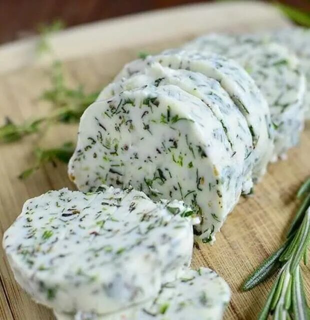 Бутерброды с зеленью. Масло с зеленым чесноком. Масло с чесноком и зеленью. Сливочное масло с зеленью. Масло с зеленым чесноком.