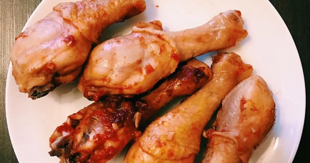 Куриные ножки в томатном соусе. Голень куриная. Голень на праздничный стол. Куриные голени на сковороде. Куриные ножки в томатном соусе в духовке.