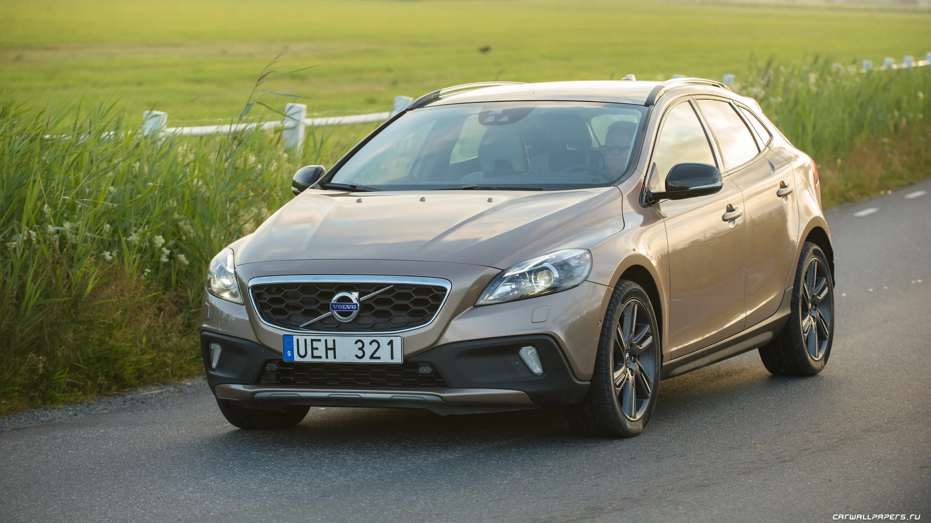 Вольво машина страна. Вольво v40 Cross Country. Volvo v40 Cross Country 2014. Вольво в 40 кросс. Volvo v40 Cross Country 2012.