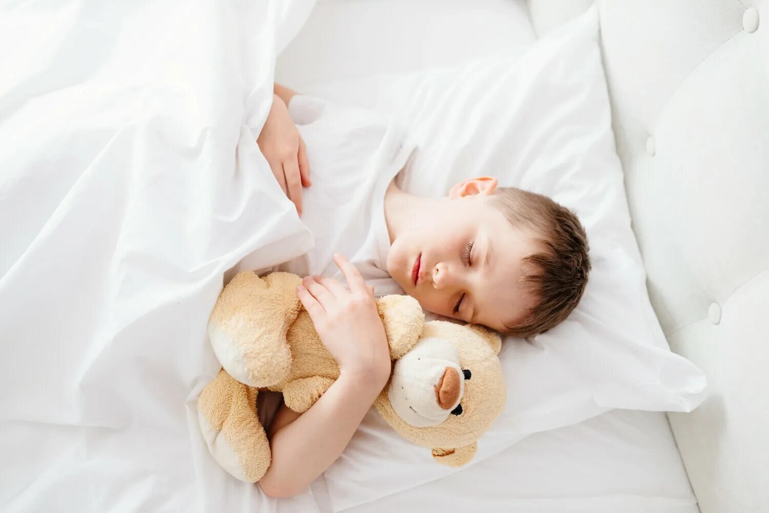 Милые малыши. Фотосессия малыша спящего спа. Спящий малыш. Ребенок спит. Сон мальчик и девочка маленькие.