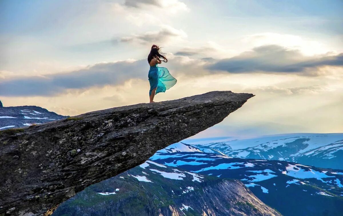 дариуш климчак. девушка на канате. пропасть между. женщины над пропастью. девушка на обрыве.