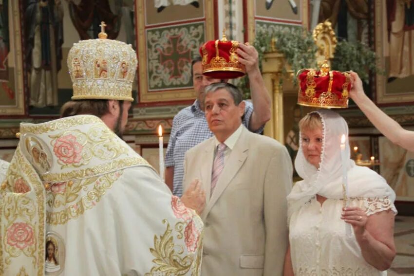 венчание пожилых пар в церкви. платье для венчания. венчание пожилой пары. свадебная фотосессия пары в возрасте. фотосессия после венчания.