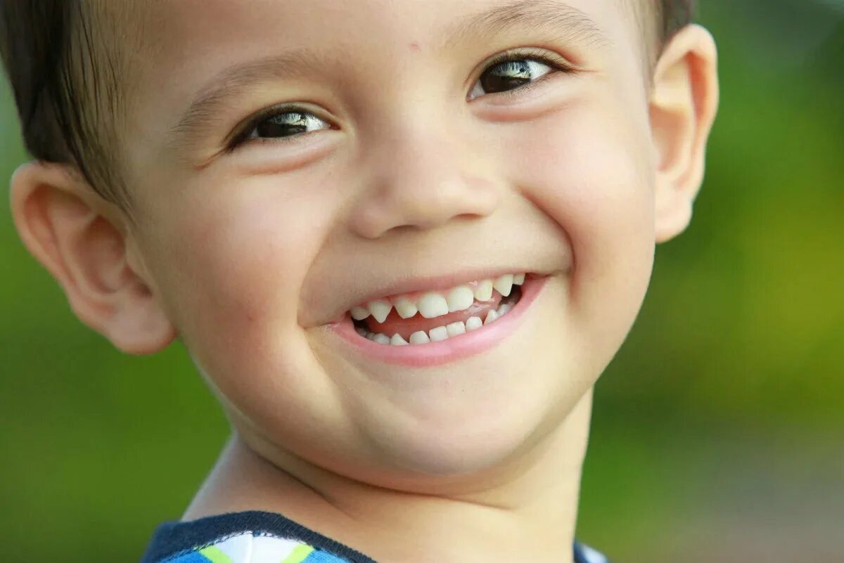 Smiling child. Мальчик улыбается. Улыбка ребенка. Красивые детские улыбки. Ребенок улыбается.