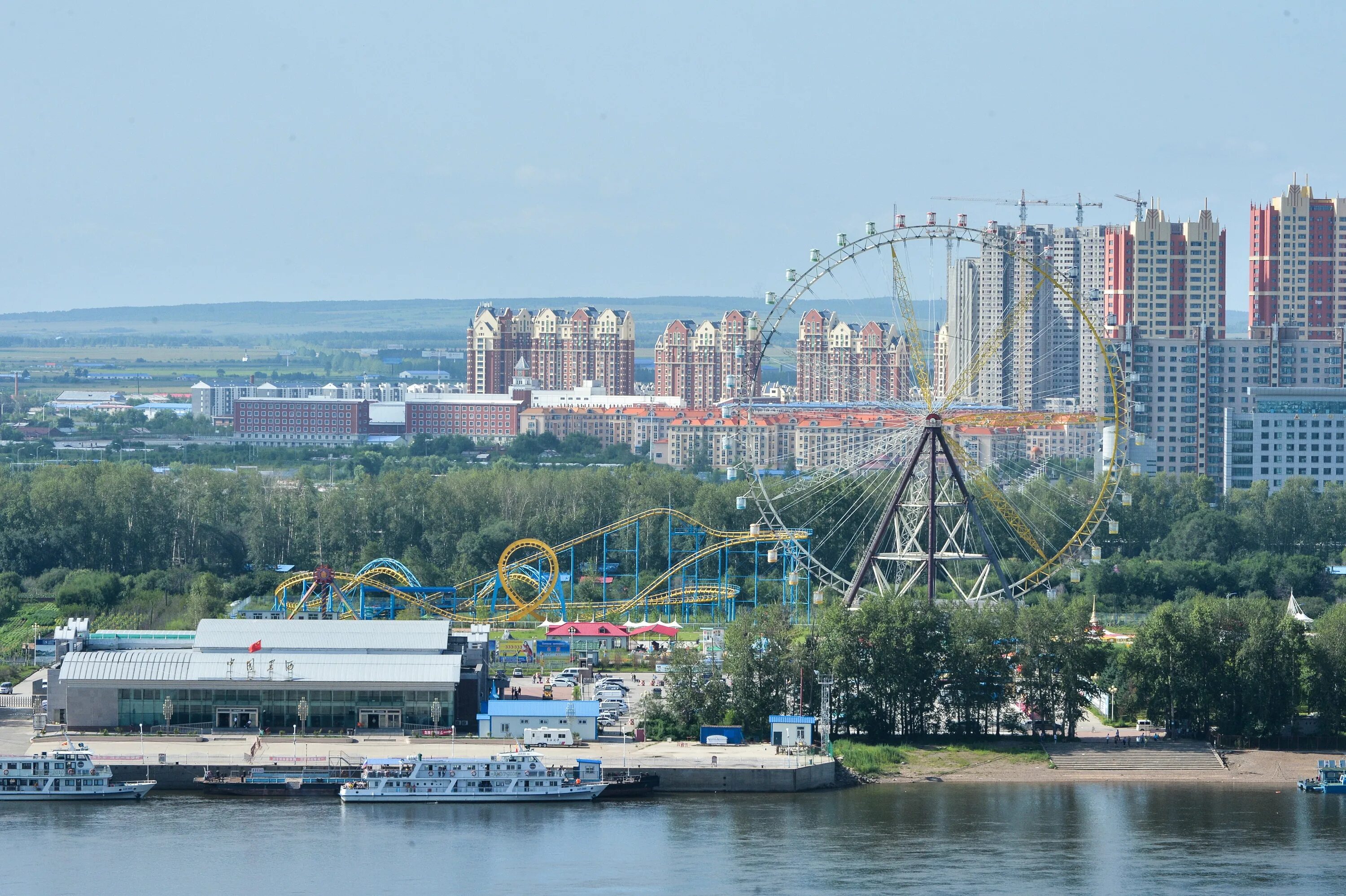 Город Хэйхэ и Благовещенск. Граница Благовещенск Хэйхэ. Река Амур Благовещенск и Хэйхэ. Хэйхэ вид с Благовещенска. Россия граничит с китаем через реку