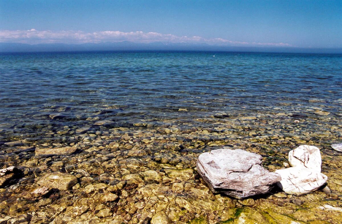 озеро байкал прозрачная вода.
