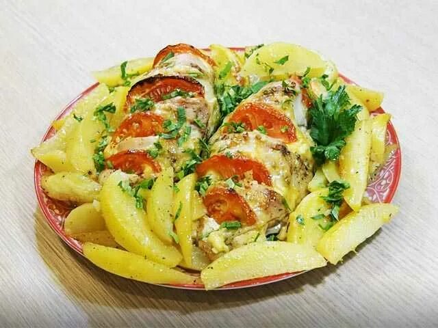 Картошка с куриным филе помидорами и сыром. Картошка в духовке с сыром и помидорами. куриная грудка с картофелем. картошка с куриной грудкой в духовке. грудка с картошкой в духовке.