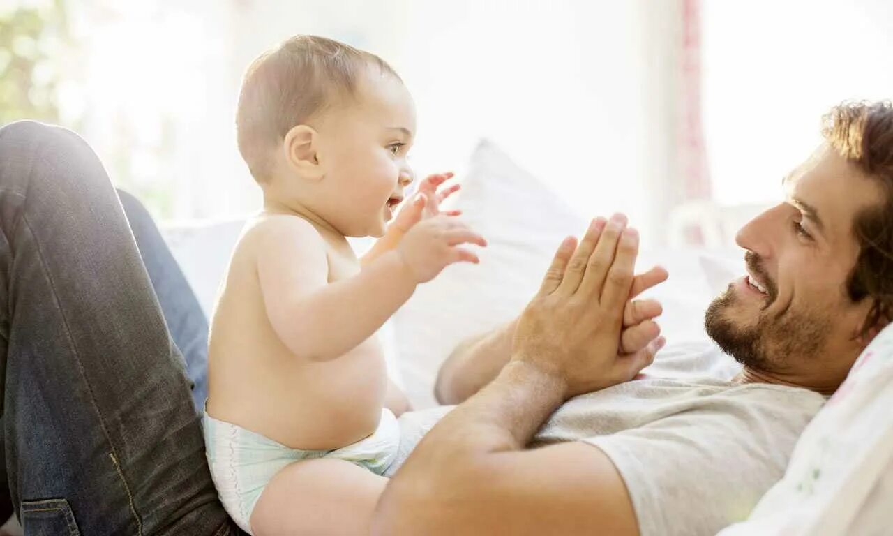 мужчина с ребенком. мужик с ребенком. мужик с ребенком. папа и малыш. мужчина с младенцем.