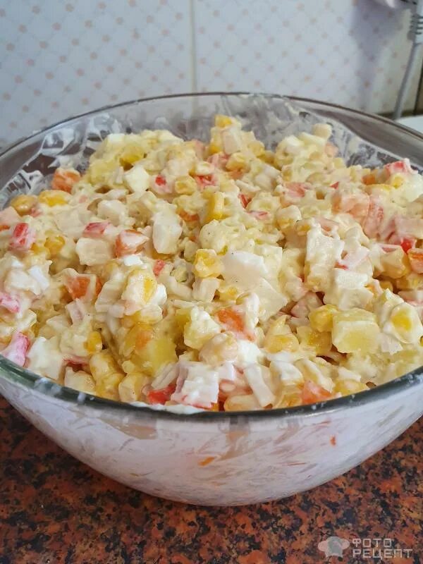 в крабовый салат добавляют картошку. салат с крабовыми палочками и картошкой. салат с крабовыми палочками и картошкой. салат с крабовыми палочками и горошком. в крабовый салат добавляют картошку.