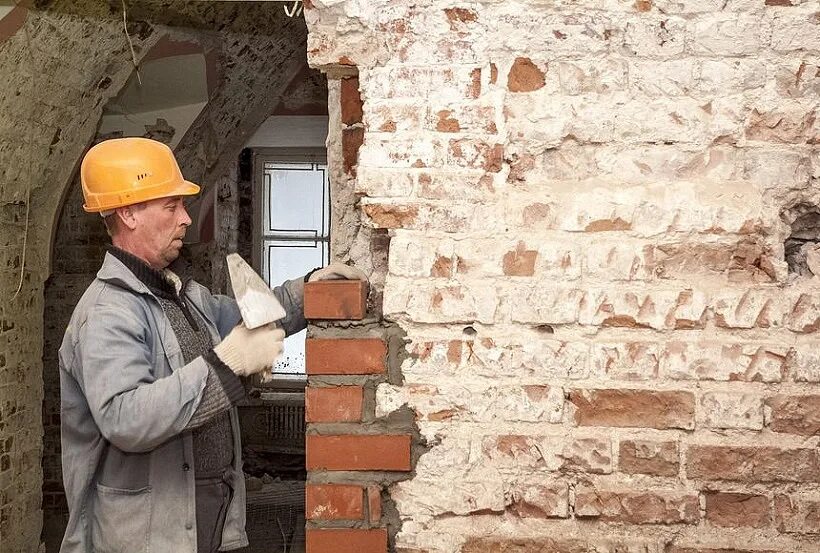 Отреставрированные здания. Воссоздание памятников архитектуры. Реставратор зданий и сооружений. Реставратор строительный. Капремонт фасада.