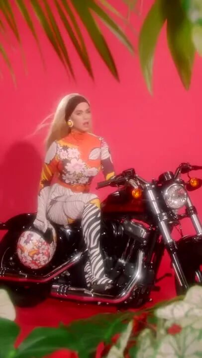 Harleys in hawaii banner. Katy perry песни harley in hawaii. Katy perry harleys in hawaii official audio. Кэти перри харлей ин гавайи. Harleys in hawaii чарли пут.