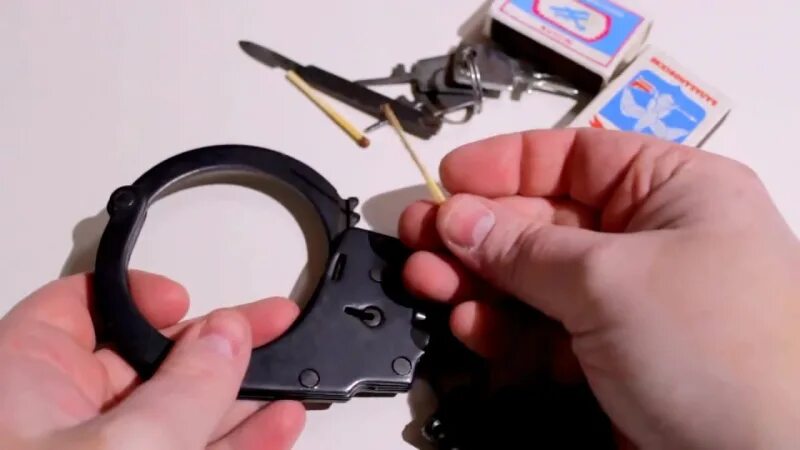 Наручники без ключа. Скрепка и наручники. Отмычка от наручников. Механизм вскрытия наручников.