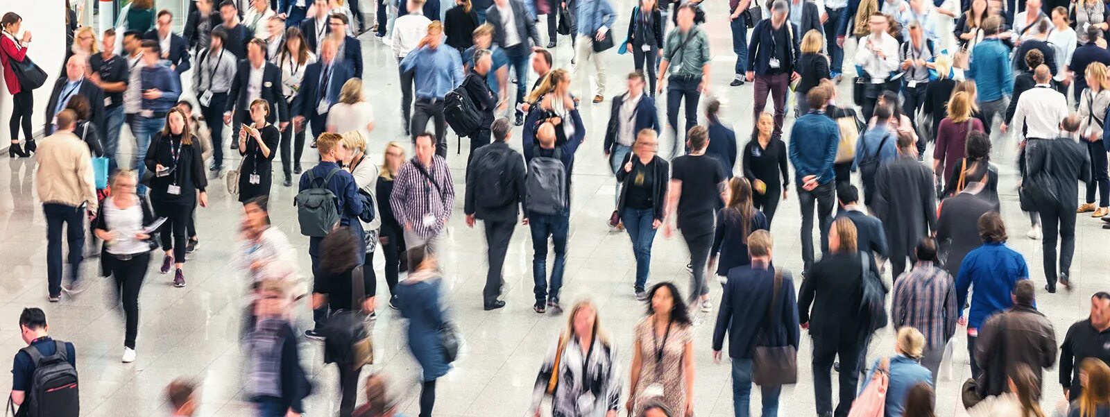 жить среди людей. толпа бизнесменов. человек толпы. выделяется среди толпы. много людей.