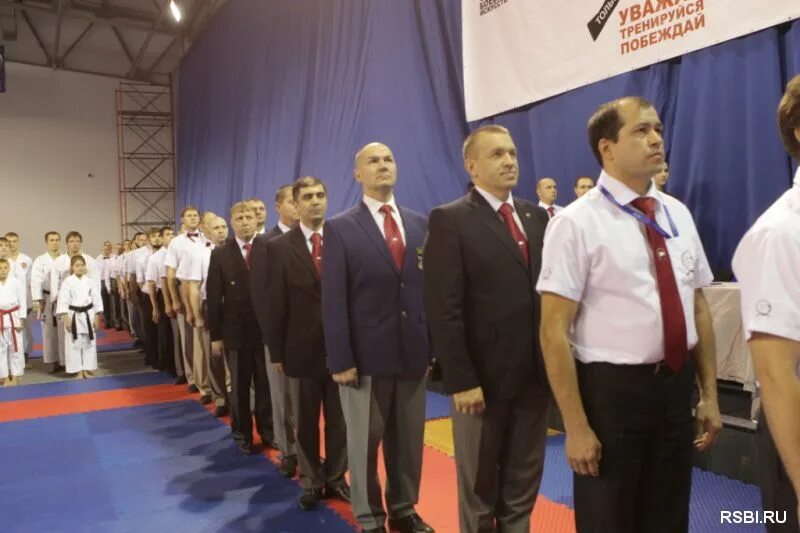 Судьи каратэ. Судья по каратэ. Судейская форма каратэ wkf. Судьи каратэ. Судейство в каратэ соревнования.