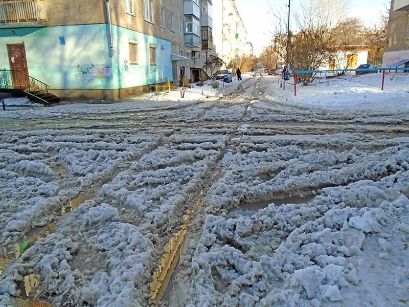 Снег весной на дороге. Весенняя каша на дорогах. Весня слякоть Снежная каша. Снег каша на дороге.