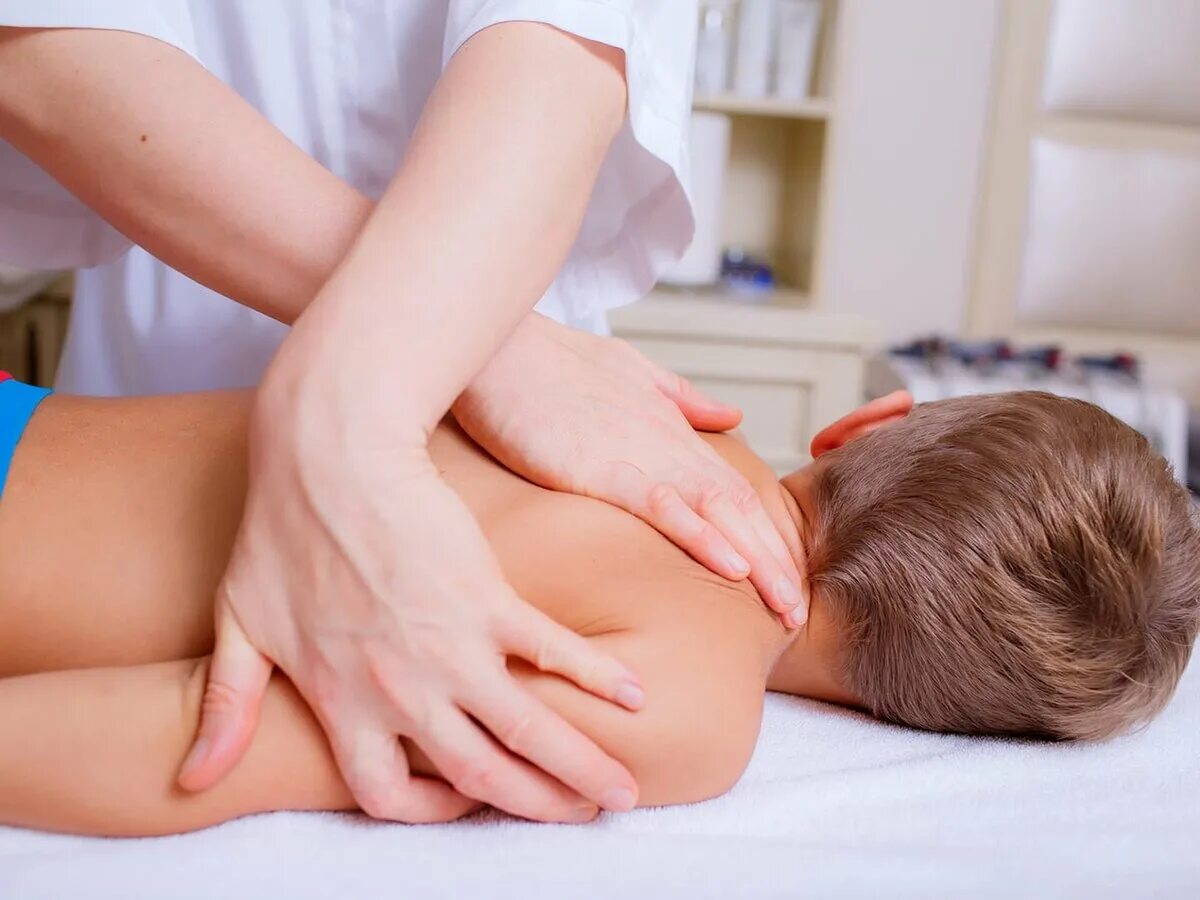 Детский массаж. Лечебный массаж для детей. Тики и остеопатия у детей. Лечебный массаж позвоночника. Остеопатия для детей.