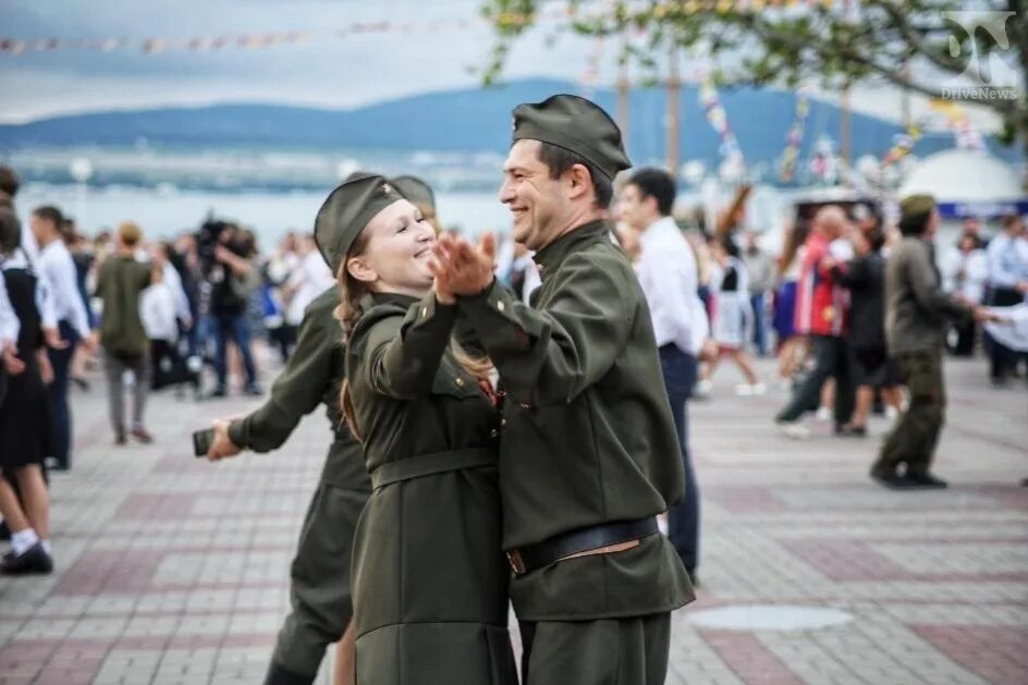 Танец к 9 мая в школе. Вальс Победы. День Победы вальс. Военный вальс Победы. Майский вальс.