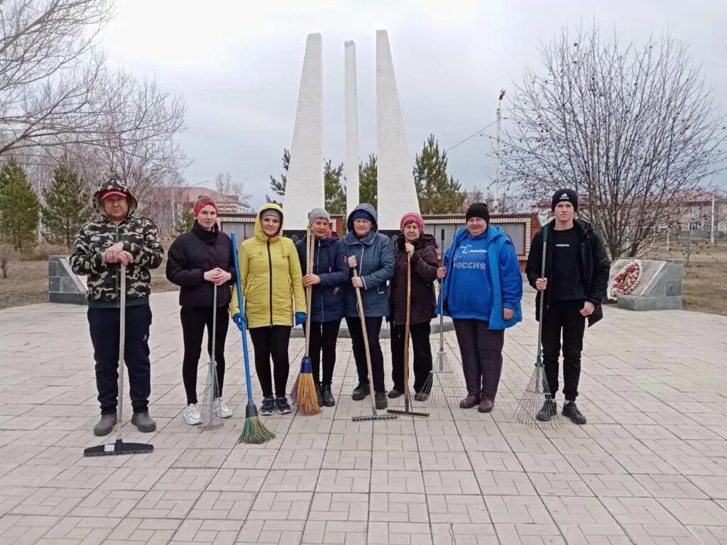 Суетский район Алтайского края верх-Суетка. Совместный памятник. Волонтеры день Победы. Редактор газеты сельский труженик в верх Суетка Суетского района.