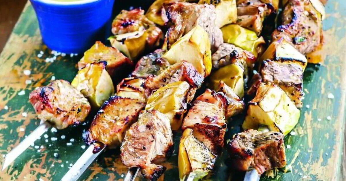 Свинина в духовке шашлык с овощами. Шашлык из свинины с яблоками. шашлык из лопатки. шашлык свиной из лопатки. шашлык из лопатки свинины.
