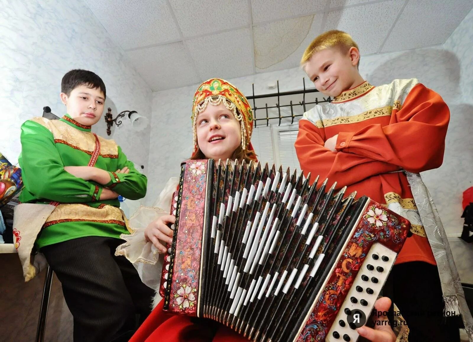 Песни поют под гармонь. Гармонист «русские частушки» Коростень. Заволокин дети.