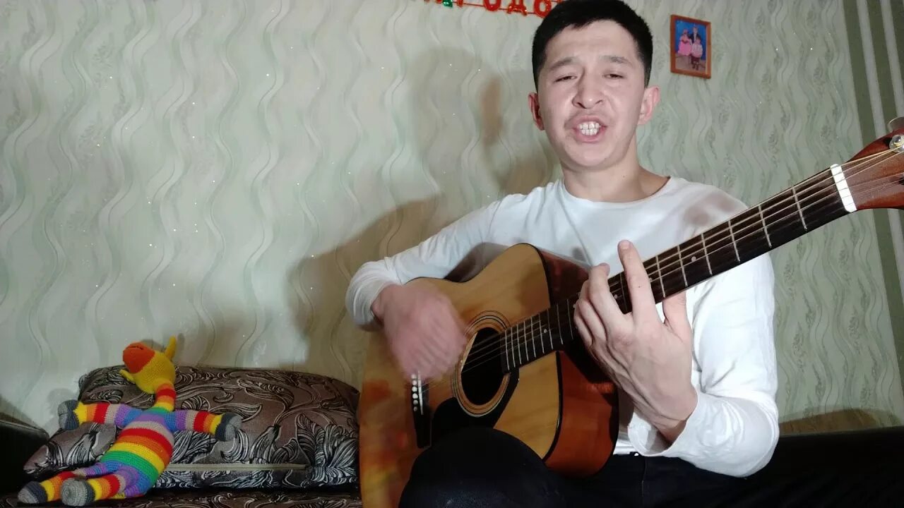 Рашен башен поет казах. Русский парень поет на казахском языке. Песня ты так красива на гитаре кавер. Семья поют на казахском в машине. Песня одноклассники поет казах.