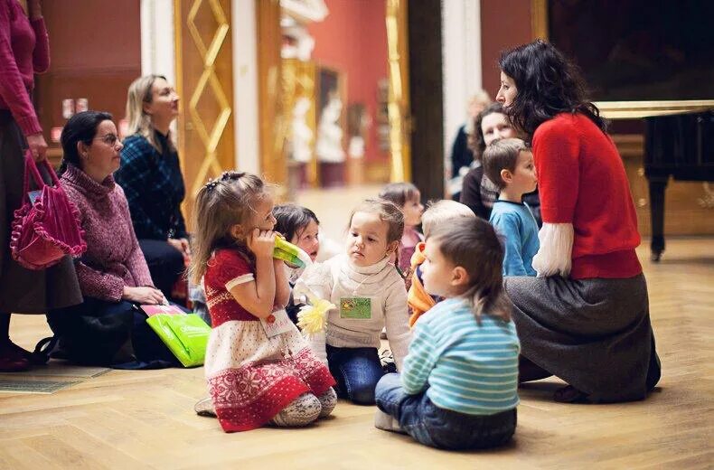 Экскурсия с ребенком 2 года. Дети на экскурсии. Родители с детьми в музее. Малыш в музее. Экскурсии для маленьких детей.