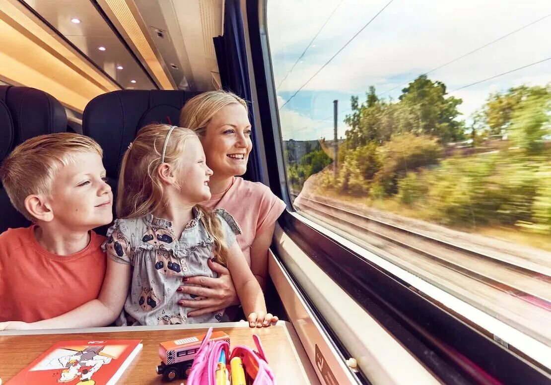 Мальчики поезд с мамой. Поездка на поезде с детьми. Путешествие на поезде. Путешествие с детьми на поезде. Дети путешествуют.
